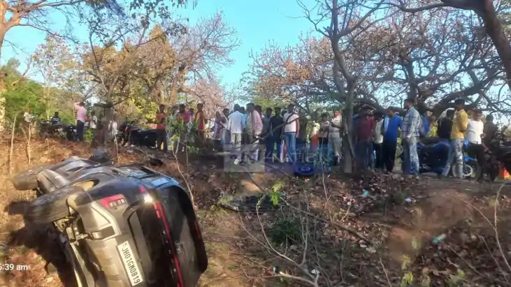 सुबह सुबह तेज रफ्तार बनी काल, सड़क पर बिखरे शव और बाइक के टु