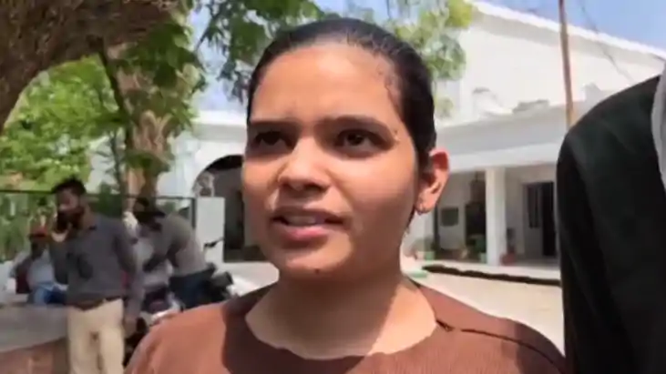 UP News : हाथों में मेहंदी की जगह प्रार्थना पत्र, शादी में 1