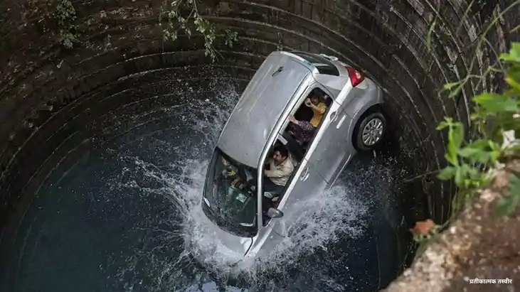 कुएं में गिरी कार 