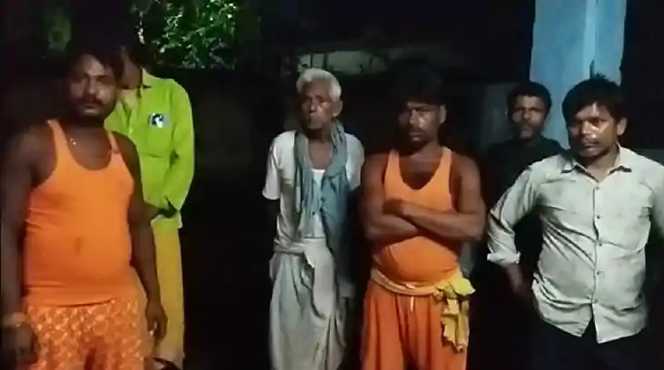 Bihar News - खेल-खेल में बारिश के पानी से भरे गडढे में गिरी Bihar News - खेल-खेल में बारिश के पानी से भरे गडढे में गिरी
