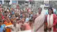 तीन सूत्री मांगों को लेकर सफाई कर्मियों ने पूर्व डिप्टी सीएम आवास का किया घेराव, रेणु देवी ने जल्द समाधान का दिया आश्वासन