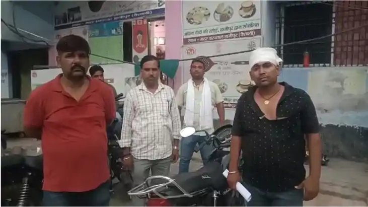समाहरणालय परिसर में वाहन पड़ाव टेंडर भरने को लेकर दो पक्षों 