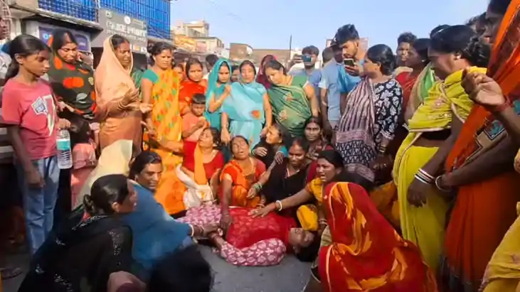 Bihar News : बगहा में बच्चे के लापता होने पर परिजनों का फूटा