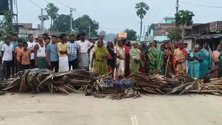 Villagers Block Road Over Damaged Power Lines in Nawada