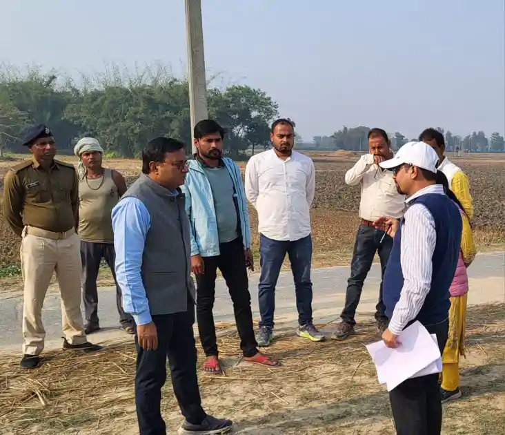 अमहा - पिपरा रेलवे स्टेशन पर किये जा रहे कार्य का एसडीएम ने 