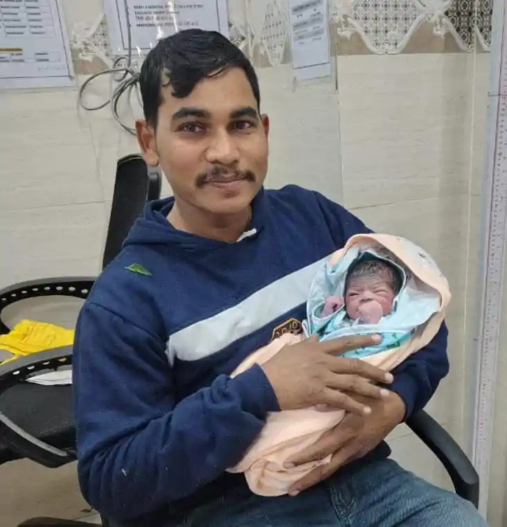 ममता शर्मसार: पैदा होते ही नवजात बच्ची को कटीली झाड़ियों में