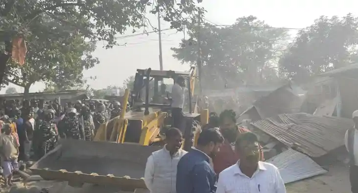 अतिक्रमण के खिलाफ चला प्रशासन का बुलडोजर, 100 से अधिक दुकाने