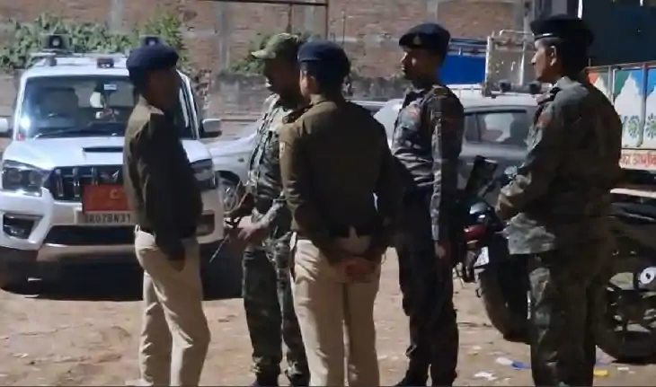 मेडिकल कॉलेज के गेट के पास हथियार लहराकर मांग रहा था रंगदारी