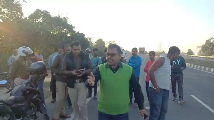 सावधान! रील के चक्कर में जान जोखिम में: नकाबपोश लुटेरों ने ह