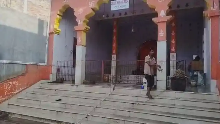 मंदिर के गेट पर मिला मूर्गे के पंखों से भरा पॉलिथीन, बवाल हो