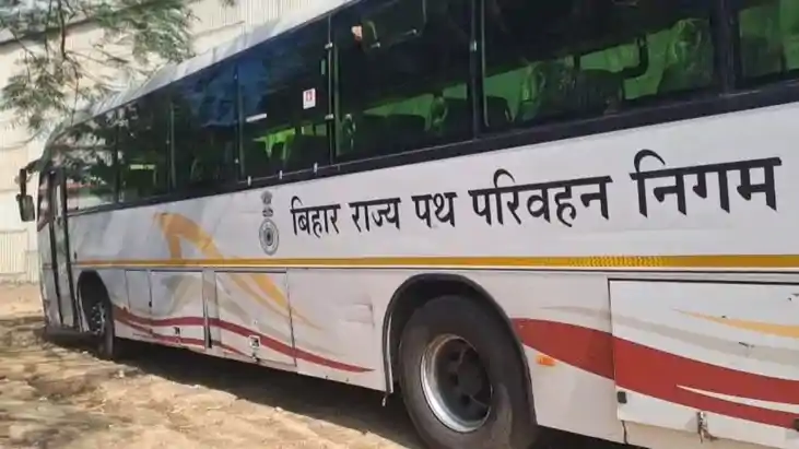 सरकारी बस बनी 'शराब की कैरियर': पुलिस ने 4 लाख की विदेशी शरा