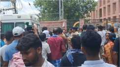 कटिहार में बड़ा हादसा : बच्चे को करंट से बचाने गए मां और चाचा की दर्दनाक मौत, परिजनो ने अस्पताल मे किया हंगामा