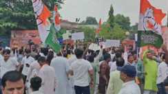 Bihar News : मुजफ्फरपुर रेप पीड़िता की मौत को लेकर नहीं थम रहा बवाल, कांग्रेस नेताओं और कार्यकर्ताओं ने स्वास्थ्य मंत्री के आवास का किया घेराव, कहा इस्तीफा दो.....
