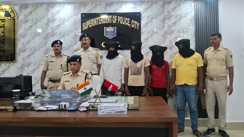 Bihar News : नक्सलियों के नाम पर लेवी वसूलने वाले चार बदमाशों को पुलिस ने किया गिरफ्तार, पर्चा और मोबाइल किया बरामद 