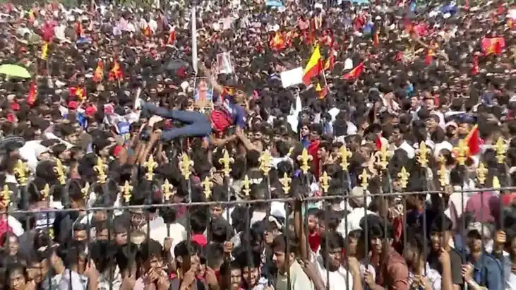 RCB News - बेंगलुरू में आरसीबी की विक्ट्री परेड में मची भगदड RCB News - बेंगलुरू में आरसीबी की विक्ट्री परेड में मची भगदड