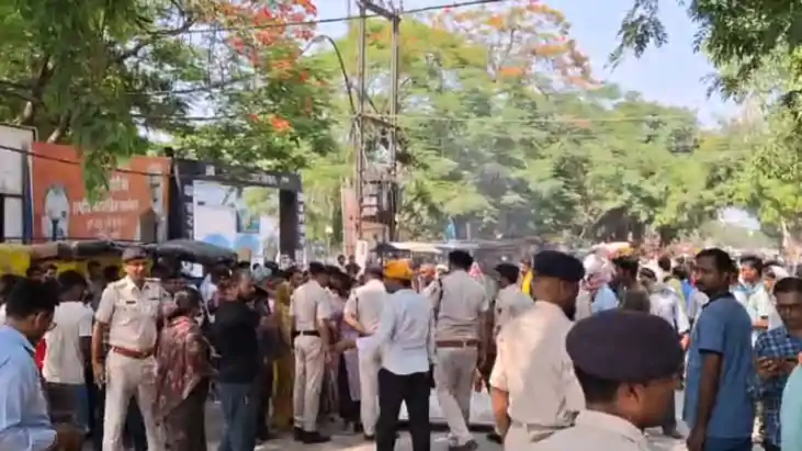 Bihar News : प्रेमिका से मिलने गए युवक की पीट-पीटकर हुई हत्य Bihar News : प्रेमिका से मिलने गए युवक की पीट-पीटकर हुई हत्य