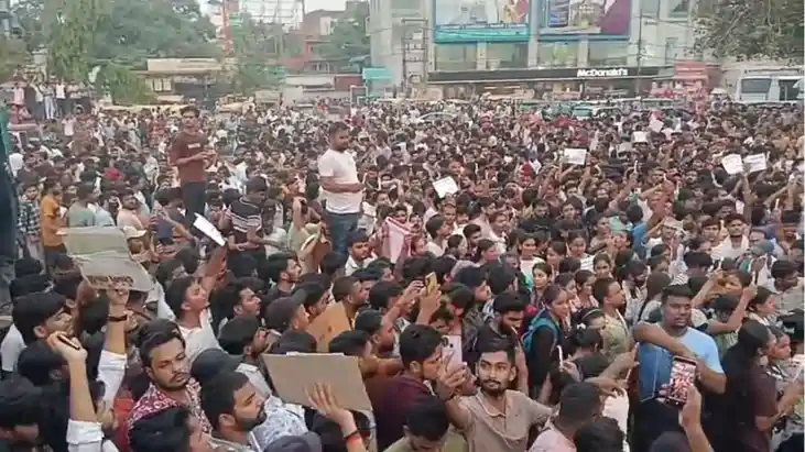 ज्ञान बिंदु एकेडमी के डायरेक्टर की गिरफ्तारी के विरोध में सड