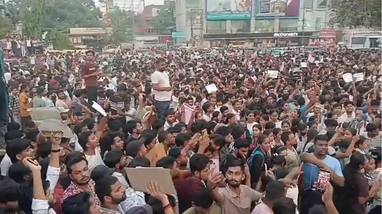 ज्ञान बिंदु एकेडमी के डायरेक्टर की गिरफ्तारी के विरोध में सड़क पर उतरे हजारों छात्र, रौशन आनंद की रिहाई और खान सर की गिरफ्तारी की कर रहे मांग