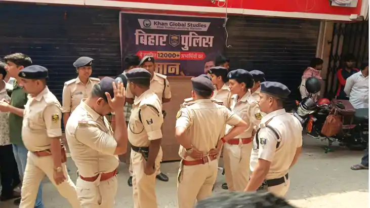 Bihar News : पटना के खान ग्लोबल कोचिंग सेंटर पहुंची पुलिस, व