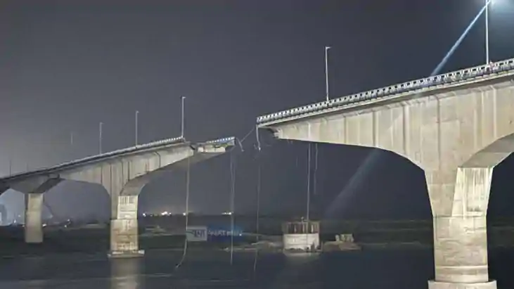 Midnight collapse at Vikramshila Bridge pillar traffic halte