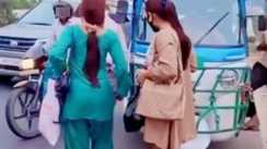 Crime News:विवादित बहनें फिर वायरल, अब ऑटो चालक से झगड़ा, गाली-गलौज और हाथापाई का वीडियो वायरल, जांच में जुटी पुलिस