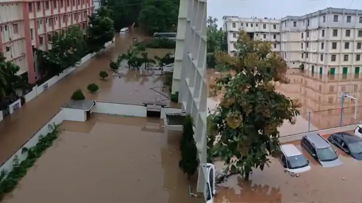 Bihar News:बिहार में मूसलाधार बारिश का कहर,  सड़कों-घरों से 