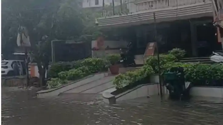 Bihar News: हनुमान मंदिर के पास नाले का पानी बना आफ़त, मूसला