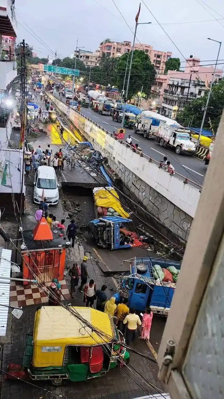 आधे घंटे की बारिश के आगे पटना की सड़कों ने घुटने टेके, रोड ध