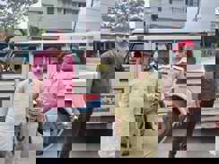 Bihar Crime - पुलिसकर्मियों को बंधक बनाकर पीटने की गलती पड़ी भारी, अब पूर्व पैक्स अध्यक्ष पति और भतीजे संग पहुंचे हवालात