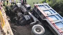 Bihar Road Accident : भोजपुर में पुल की रेलिंग तोड़कर नदी में गिरी 18 चक्का हाइवा, चालक और खलासी गंभीर रूप से हुए जख्मी 