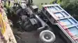 Bihar Road Accident : भोजपुर में पुल की रेलिंग तोड़कर नदी में गिरी 18 चक्का हाइवा, चालक और खलासी गंभीर रूप से हुए जख्मी 