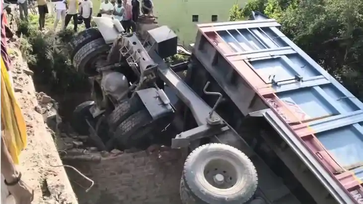 Bihar Road Accident : भोजपुर में पुल की रेलिंग तोड़कर नदी मे