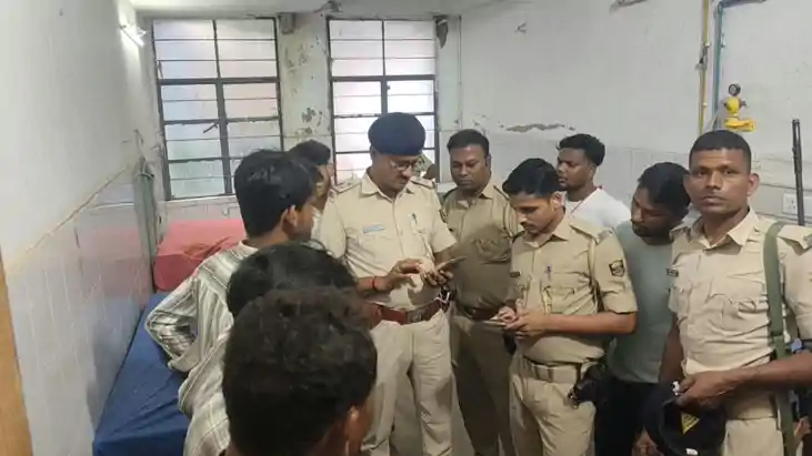 मोबाइल को लेकर हुए विवाद में युवक को मारा चाकू, गंभीर हालत म
