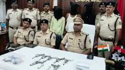 Bihar Crime : खगड़िया पुलिस ने की बड़ी कार्रवाई: मिनी गन फैक्ट्री का किया उद्भेदन, हथियार तस्कर गिरफ्तार, सैकड़ों लीटर शराब किया जब्त