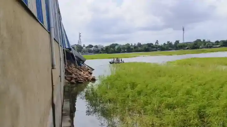 Bihar News : कटिहार में पानी का दवाब नहीं सह पाया गोदाम, दिव Bihar News : कटिहार में पानी का दवाब नहीं सह पाया गोदाम, दिव