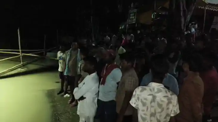 Bihar Boat Sinks: गंगा की तेज धार में नाव डूबी, 6 लोग फंसे,अ