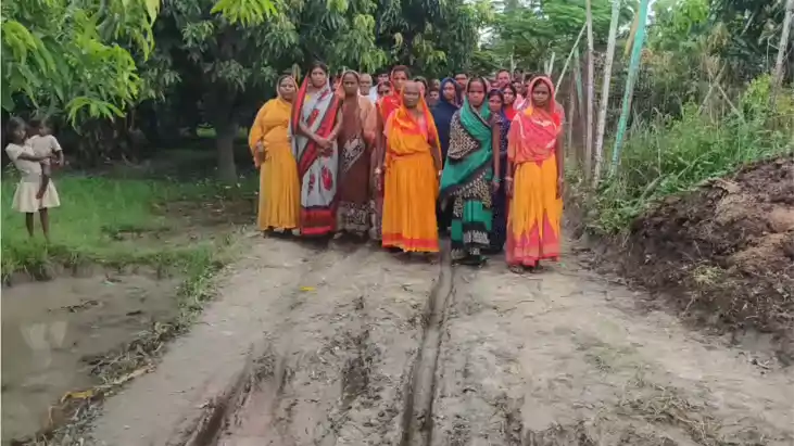 Bihar News : बगहा में महिलाओं ने सिस्टम को दिखाया आईना, 10 ह