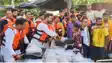 Bihar News : राघोपुर में बाढ़ पीड़ितों के बीच पहुँचे केंद्रीय मंत्री चिराग पासवान, बांटी राहत सामग्री, पीड़ितों के साथ ज़मीन पर बैठकर खाया खाना