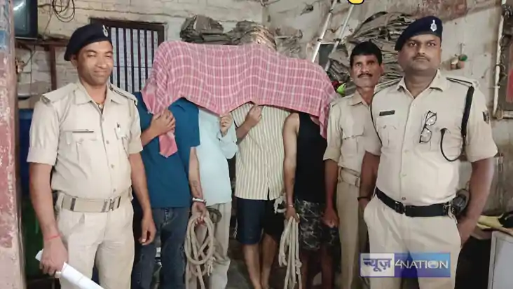 Patna crime -राहगीरों से मोबाइल छिनतई करनेवाले चार शातिर बदम