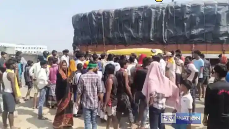 Bihar accident -ब्रेकर पर अनियंत्रित हुआ बाइक सवार ट्रक के च