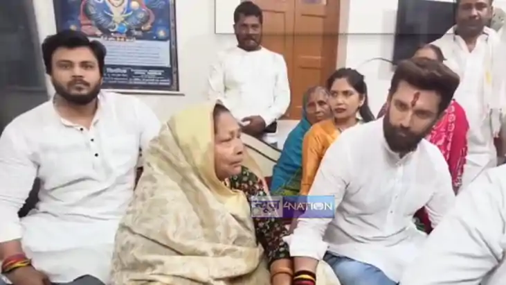 Bihar Politics : पैतृक गांव शहरबन्नी जाकर बड़ी माँ से मिले के