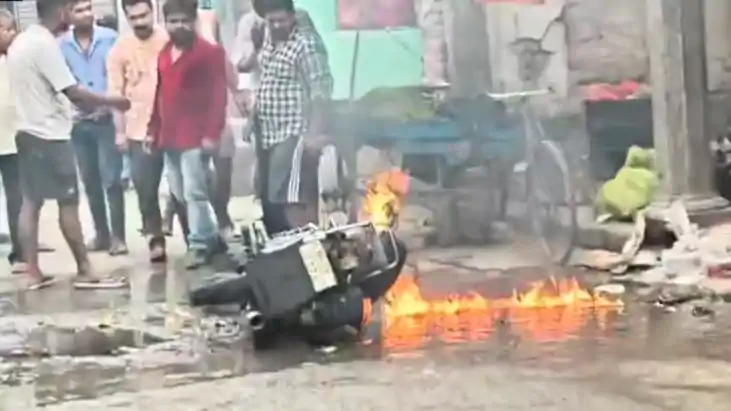 Bihar News : कटिहार के हरीगंज चौक पर धू-धू कर जली मोटरसाइकिल