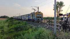 Bihar News: रेलवे हॉल्ट पर टला बड़ा खतरा, बिना गेटमैन खुले फाटक पर 10 मिनट रुकी रही ट्रेन, यात्रियों में मची अफरा-तफरी 