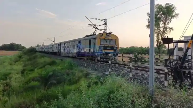 Bihar News: रेलवे हॉल्ट पर टला बड़ा खतरा, बिना गेटमैन खुले फ