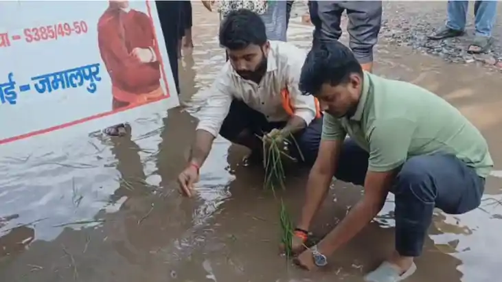 Bihar News : सड़क पर पानी और कीचड़ देख भड़के ABVP कार्यकर्ता, ध Bihar News : सड़क पर पानी और कीचड़ देख भड़के ABVP कार्यकर्ता, ध