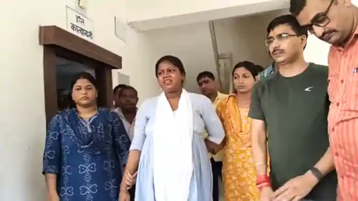 Bihar News : खगड़िया में महिला दारोगा और चौकीदार गिरफ्तार, 20