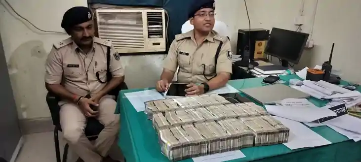 Bihar Crime - कैब से हवाला से मंगाए गए 55 लाख रुपए बरामद Bihar Crime - कैब से हवाला से मंगाए गए 55 लाख रुपए बरामद