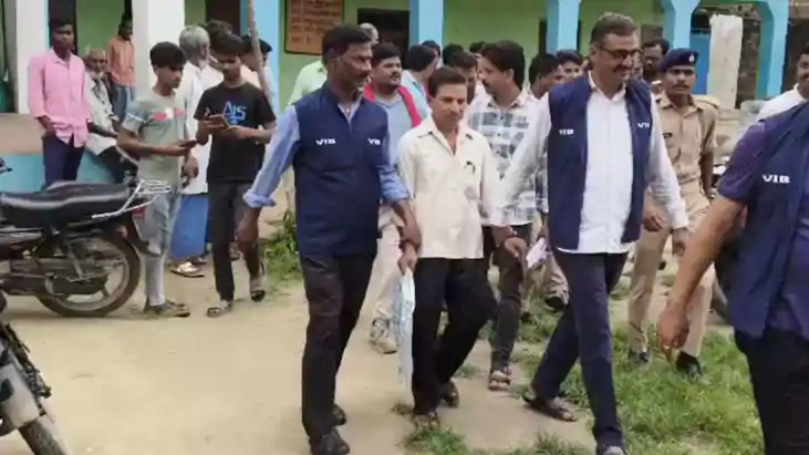 Bettiah Bihar Vigilance Nabs Panchayat Secretary Taking 1500