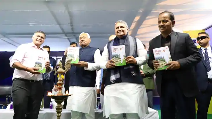 Bihar News : सीएम नीतीश ने मुरली मनोहर श्रीवास्तव की पुस्तक 