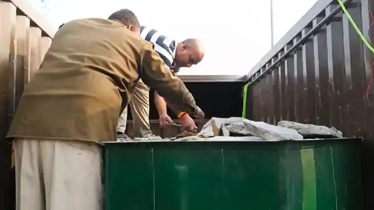 Bihar Crime : गोपालगंज में शराब तस्करों का अनोखा कारनामा देख